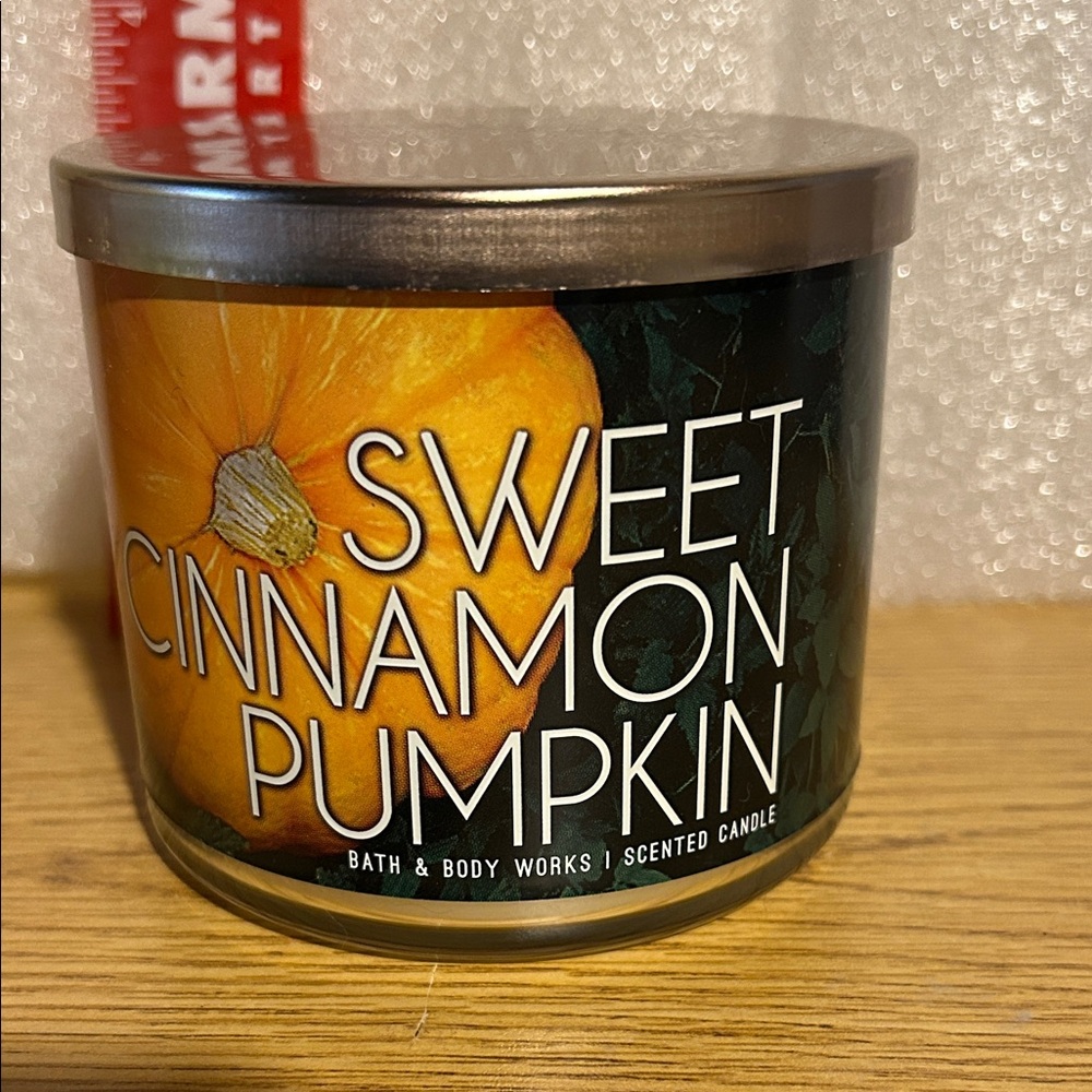 Bath & Body Works Sweet Cinnamon Pumpkin Candle - Orange and Black